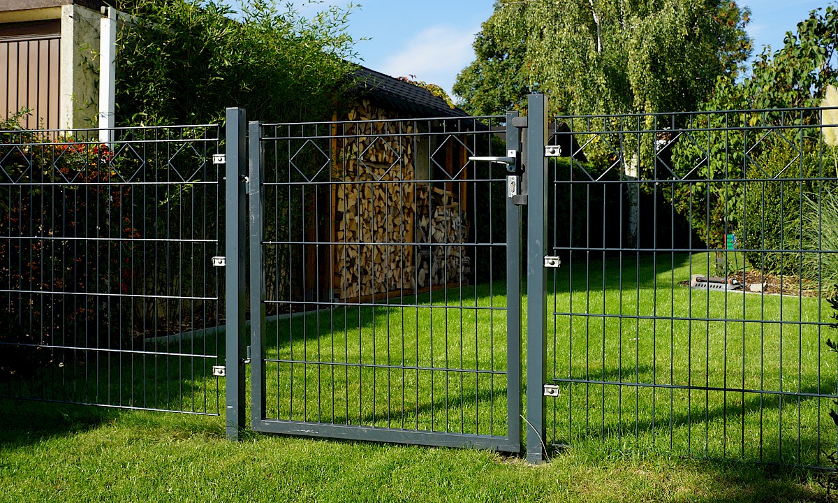 Doppelstabmattenzäune „Small“ // Haus mit Doppelstabmattenzaun „Small“