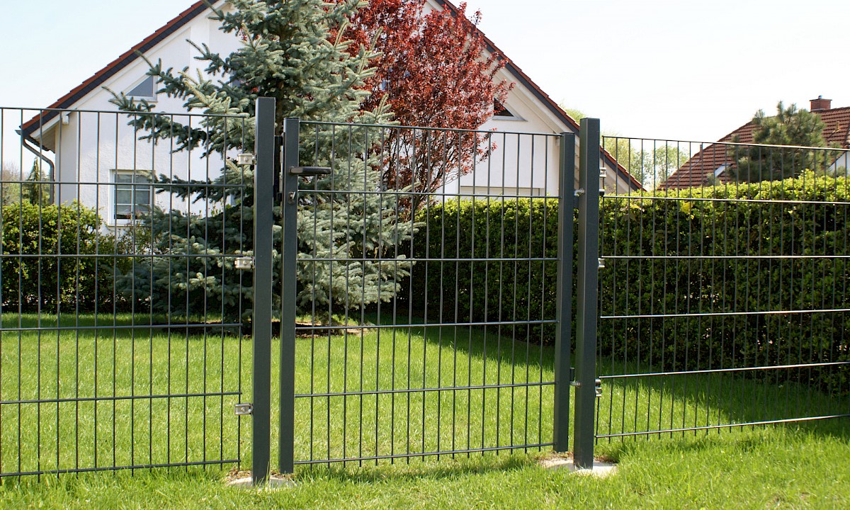 Doppelstabmattenzäune „Small“ // Haus mit Doppelstabmattenzaun „Small“