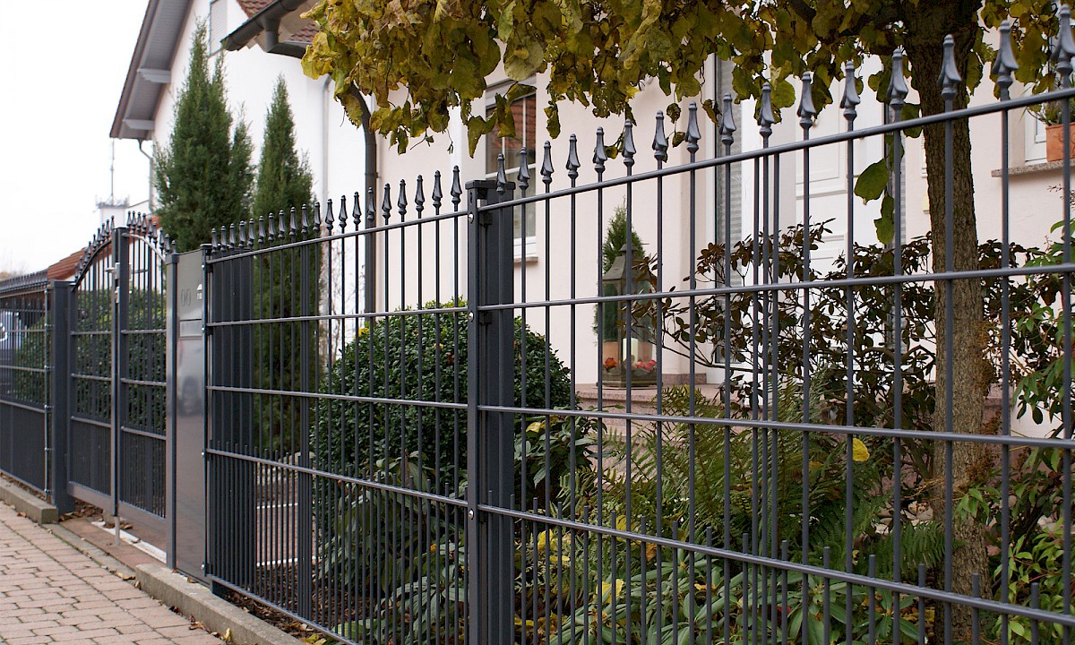 Dekormattenzäune // Haus mit Schmuckmattenzaun