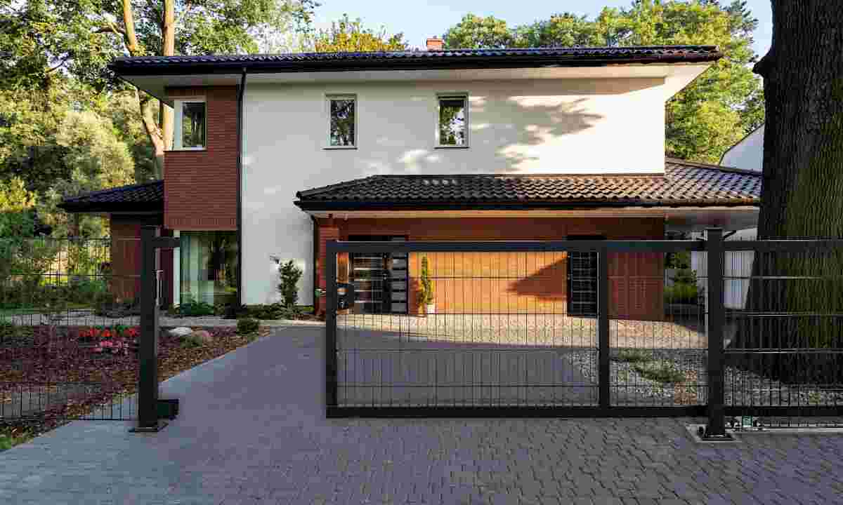 Schiebetore Privatbereich // Haus mit Schiebetor Privatbereich (Haus im Hintergrund © Photographee.eu / Fotolia)