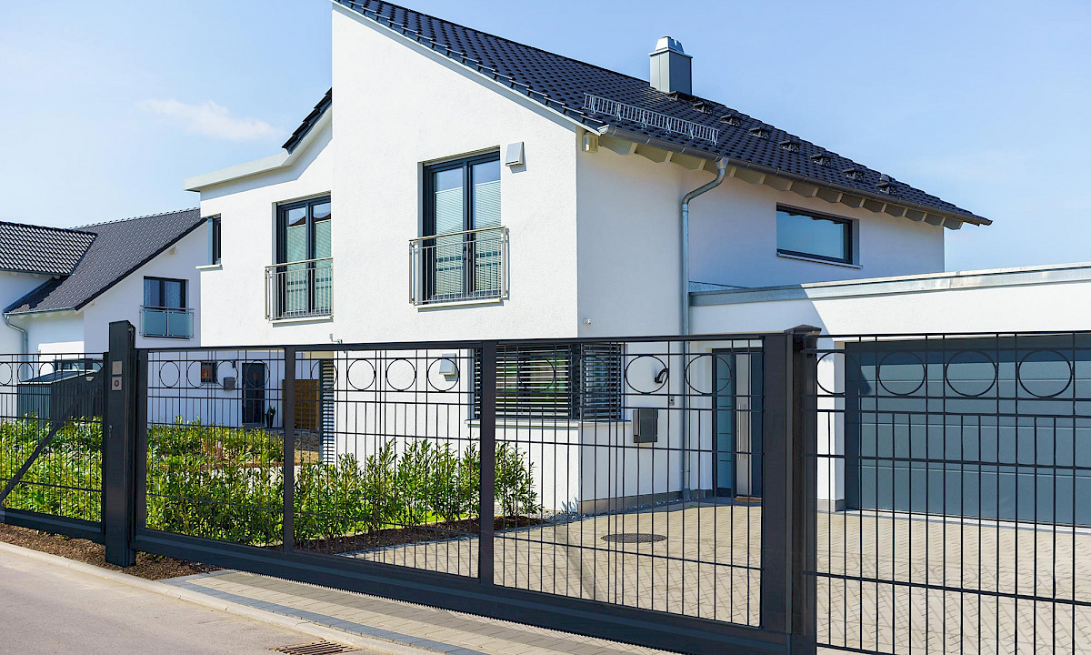 Schiebetore Privatbereich // Haus mit Schiebetor Privatbereich (Haus im Hintergrund © ThomBal / Fotolia)