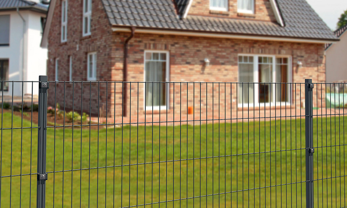 Einfachstabmattenzäune „City“ // Haus mit Einfachstabmattenzaun „City“ (© Kara / fotolia.com)